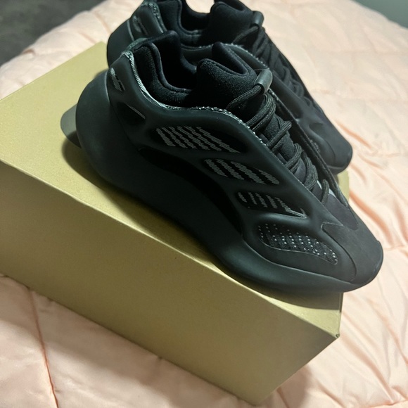 Authentic Yeezys - Picture 4 of 4